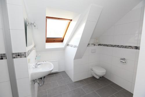 施塔德Appartementhotel in Stade的白色的浴室设有水槽和卫生间。
