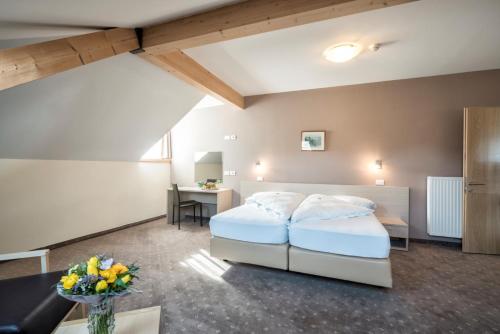卡尔达罗温加滕酒店的酒店客房配有两张床和一张书桌
