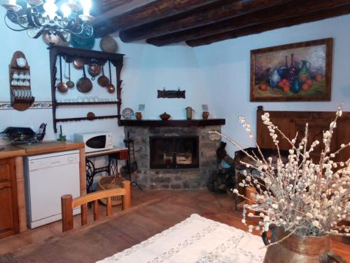 ChiblucoCasa Rural Benede的厨房以及带壁炉的客厅。