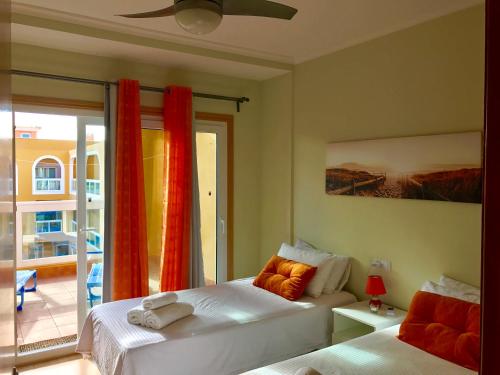 科蒂略Turquesa Cotillo的一间卧室设有两张床和一个带庭院的窗户。