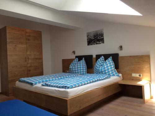 莱奥冈Stockingbauer的一间卧室配有一张带蓝色枕头的大床