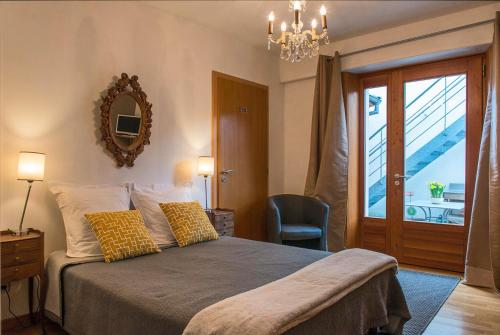 于瑟朗莱城堡雷切尔施耐德住宿加早餐旅馆的一间卧室配有一张带镜子和椅子的床
