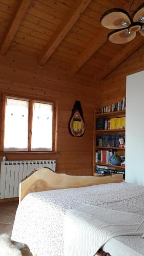 AveraraChalet Il Fungo的木制客房内的一间卧室,配有一张床
