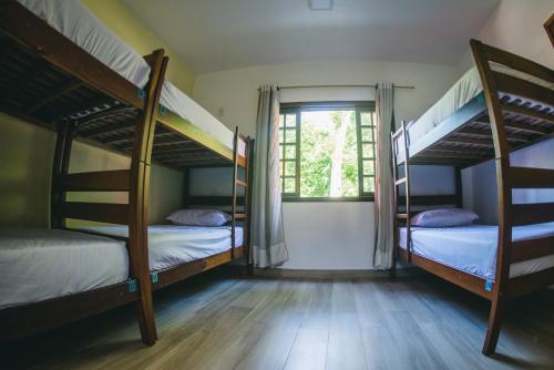 阿布拉奥Hostel Refúgio的带窗户的客房内的两张双层床