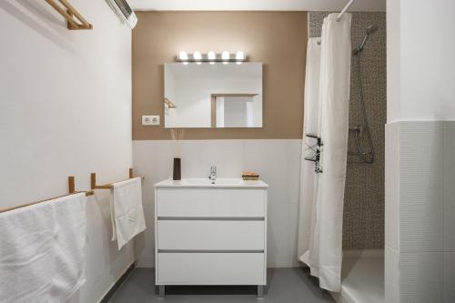 巴塞罗那巴塞罗那如家酒店的浴室配有白色水槽和淋浴。
