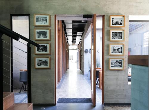 圣地亚哥Maison Italia 1029的走廊通往墙上挂有照片的房屋