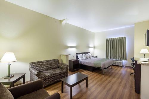 沃思堡沃思堡汽车旅馆6的酒店客房,配有床和沙发