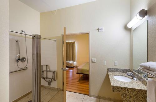 沃思堡汽车旅馆6的一间浴室