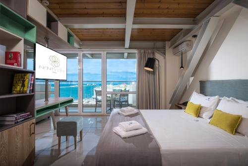 海若克利欧无限城精品酒店的一间卧室设有一张床,享有海景