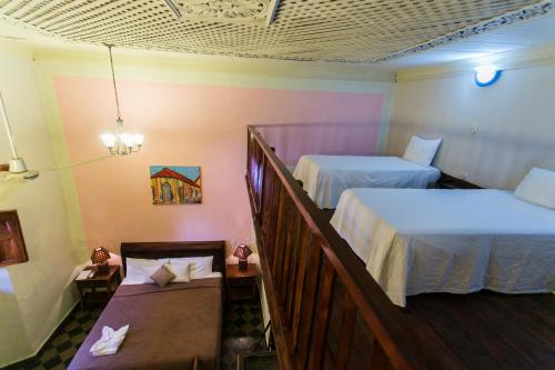 格拉纳达领事之家酒店的酒店客房设有两张床和一个阳台。