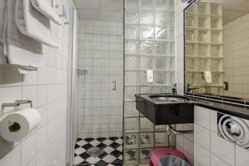 哈山Hafjell Hotell的一间带水槽和卫生间的浴室