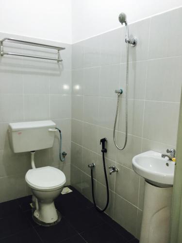 瓜埠拉亚旅馆的一间带卫生间和水槽的浴室