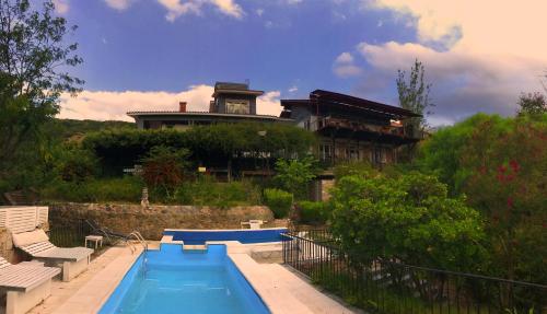 维拉卡洛斯帕兹Casa Alta Hotel Boutique & Spa - Solo Adultos的房屋前有游泳池的房子