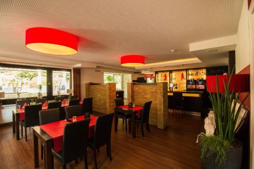ThalhausenThalhauser Mühle Hotel-Restaurant的一间带桌椅的餐厅和一间酒吧