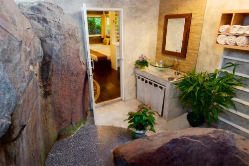 Ban Pak YangRain Forest Resort的一间带柜台和盥洗盆的浴室