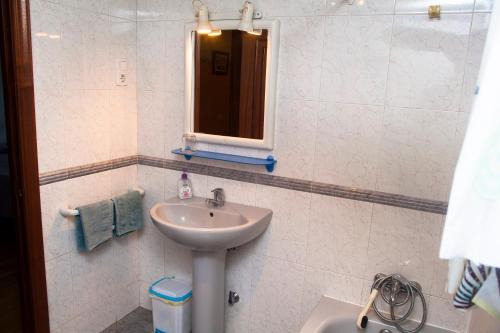 里瓦德奥霍斯比戴克斯卡利歌酒店的一间带水槽和镜子的浴室