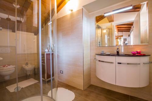 科莫中世纪中心公寓的带淋浴、盥洗盆和卫生间的浴室