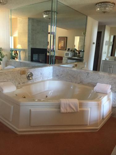 洛克波特洛克波特套房酒店的设有带大镜子的浴室的大浴缸