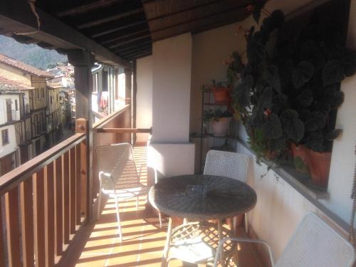 莫加拉斯El Humilladero的阳台的天井配有桌椅