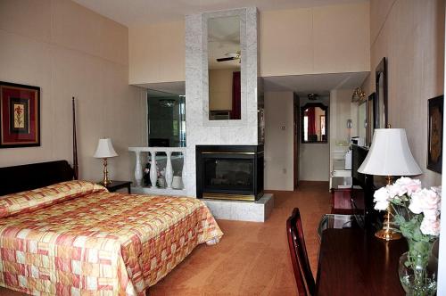 洛克波特洛克波特套房酒店的酒店客房配有一张床和一个壁炉。