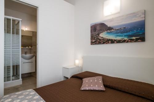 巴勒莫艾拉塔里尼住宿加早餐旅馆的卧室配有一张挂在墙上的床铺
