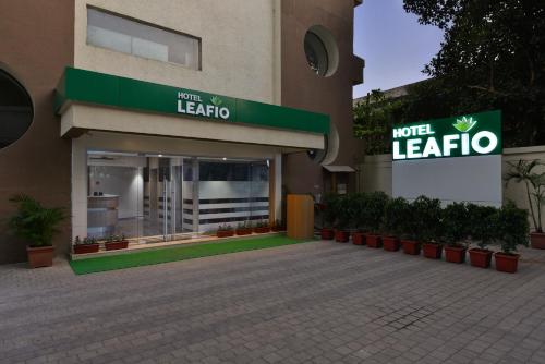 孟买Hotel Leafio-Near Airport的标有酒店利迪亚标志的建筑