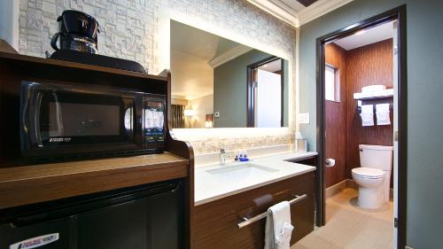 圣克拉拉圣克拉拉贝斯特韦斯特大学酒店的一间带水槽和微波炉的浴室