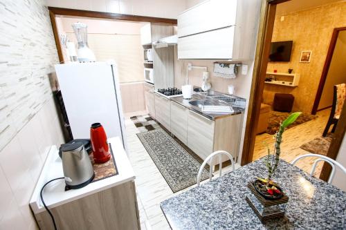 Apartamento Aconchegante Na Serra的厨房或小厨房