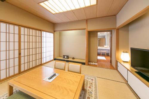 神户神户西神东方酒店的客厅配有桌子和电视