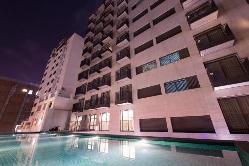 花莲市Kadda Hotel (玺宾行旅)的一座建筑前面设有游泳池