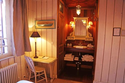 卡普费雷巴森家园酒店的一间带水槽、桌子和镜子的浴室