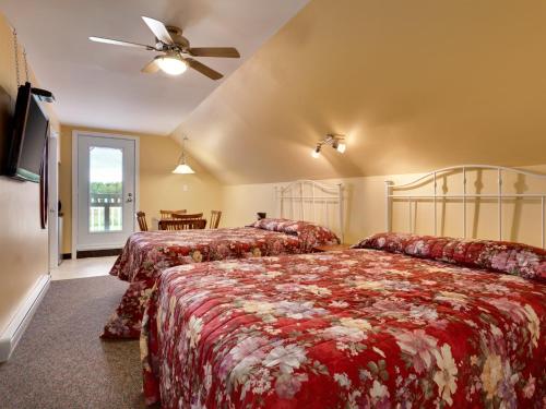 弗雷德里克顿弗雷德里克顿行程旅舍的一间卧室配有两张床和吊扇