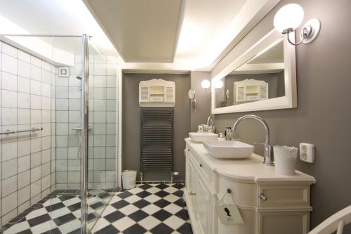 赞德沃特萨奥提勒公寓的一间带两个盥洗盆和淋浴的浴室