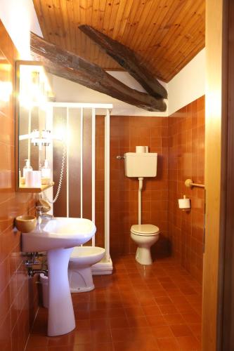 卡尔多纳佐Albergo Due Spade的浴室配有盥洗盆、卫生间和盥洗盆。