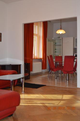 布拉迪斯拉发Apartment Riverside - River View的客厅配有红色椅子和桌子