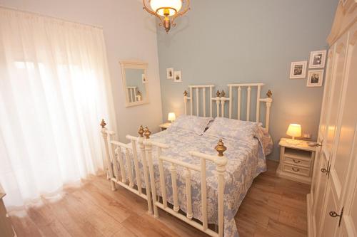 马利耶Il Punto a Maglie的卧室配有白色的床和窗户。