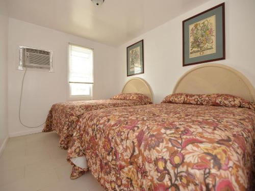 希塞德高地Shore Beach Houses - 111 Lincoln Ave的一间卧室设有两张床和窗户。