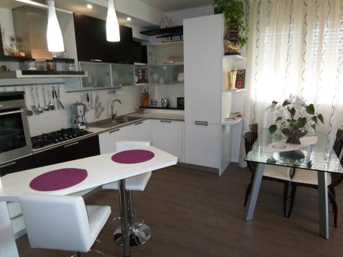 安佐拉德莱米拉皮特斯多住宿加早餐旅馆的厨房配有白色橱柜、桌子和柜台。