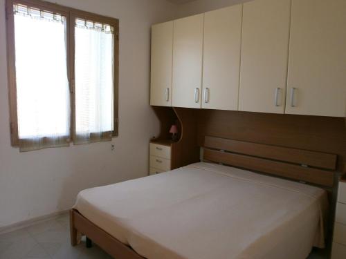 维耶斯泰Villa Grazia的一间卧室配有一张床和白色橱柜
