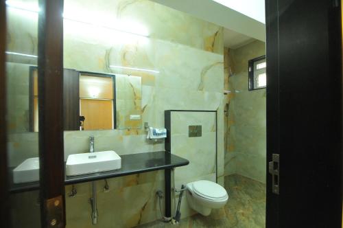 博帕尔Lago villa的一间带水槽和卫生间的浴室