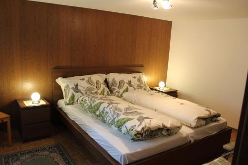 萨斯格伦德Chalet Alpentraum, alte Gasse 20的一张带两个枕头的床和两盏灯
