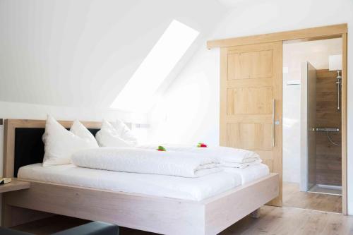 韦因地区拉奇Weingut-Gästezimmer UHL的客房内的白色床和白色枕头