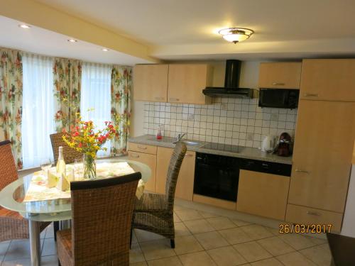 克拉根福克莱斯布拉克公寓的带桌椅的厨房以及带桌子和桌子的厨房。