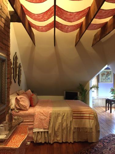 弗雷德里克10 Clarke的一间卧室配有一张天花板上悬挂着美国国旗的床。