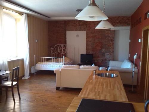 维斯马Wohnung Nikolaiblick的客厅配有沙发和桌子。