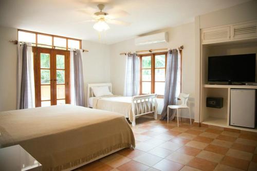 孔塔多拉孔塔多拉岛酒店的一间卧室配有一张床和一台平面电视