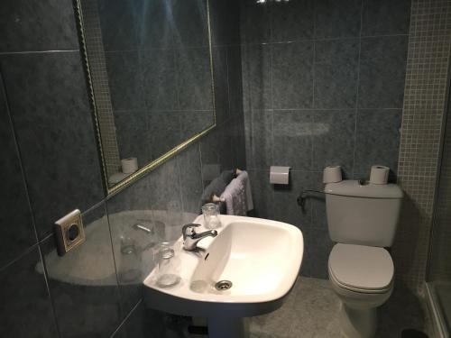 阿维拉萨尔瓦多德尔皮纳尔旅馆的一间带水槽和卫生间的浴室