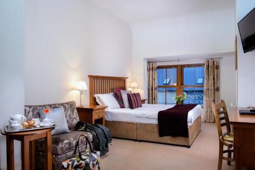 肯梅尔车夫联排别墅酒店的卧室配有床、椅子和窗户。