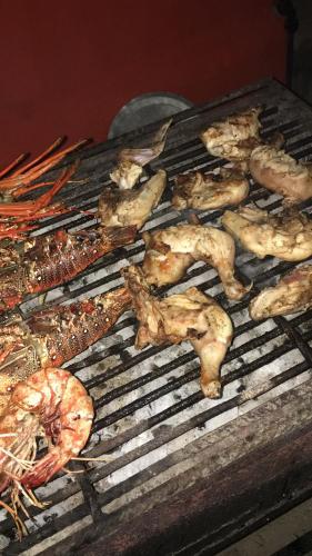 南威吉戈韦德尼别墅的烤架上烤的鸡肉和虾