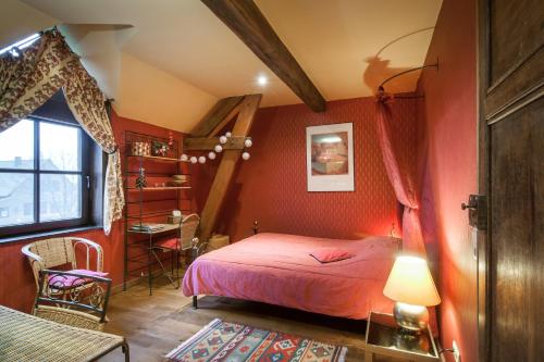 尼韦勒费尔梅德厄格伦泰恩住宿加早餐旅馆的卧室设有红色的墙壁、一张床和窗户